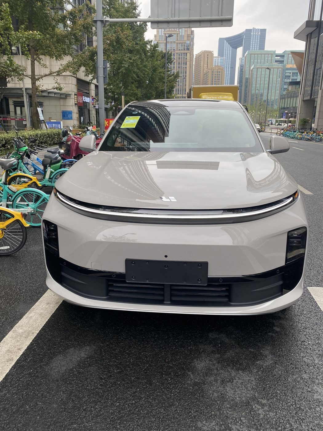 黄金城集团 MEGA 高压纯电 MPV